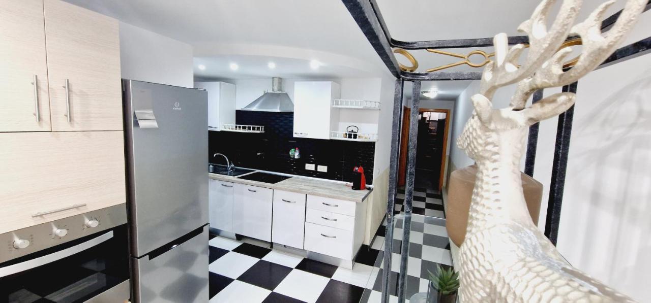 Elegant 3 Bedrooms, Wifi Free 阿德耶 外观 照片